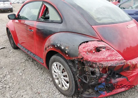 2013 Volkswagen Beetle 2.5L Entry z USA, uszkodzony, nr VIN 3VWFP7AT8DM645177